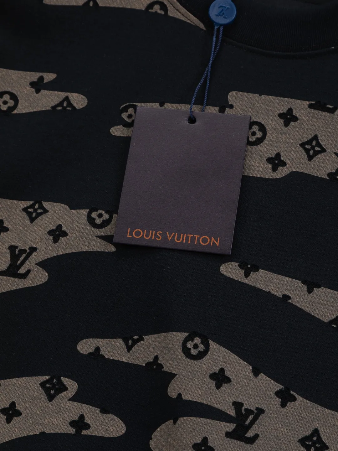 🅿️210 Louis Vuitton 1V LV micro-wide version S-XL LV 26ss new product counters are on the shelves at the same time. Multiple craftsmanship, composite fabrics, all-over cutting🔥Fire flower clouds☁️letter logo🪡 embroidery, round neck short-sleeved T-shirt, same style for men and women! Consigned to one-to-one creation. Synchronized with the official website, pure cotton fabrics at the counter! It is close to the skin and comfortable, durable and easy to wear. It has a classic and simple logo design and meticulous original craftsmanship. Short-sleeves, a must-have item for men, do not appear to be the same for the general public, but must be unique and eye-catching. This LV short-sleeve is all about quality, comfort, the same shape and fashion as always, including fabrics and cutting techniques. All of them have been made with great effort! 320 grams of washed pure cotton fabric, pure cotton is breathable, very refreshing and comfortable for daily wear. The rib knitting on the neckline is smooth and tight, and the neckline will not be skewed if you toss it at will. The loose version, you will find that it looks really good on the upper body. The overall is minimalist and neat, super versatile for daily use! Pair it casually with a pair of pants for a youthful look. A T-shirt will make your outfit crazy. It is a fashionable item that can never go wrong! Color: Black White Gray Purple Size: S-XL Size chart: S: Shoulder width 50-Bust 56-Length 70 M: Shoulder width 52-Bust 57-Length 72 L: Shoulder width 54-Bust 59-Length 74 XL: Shoulder width 56-Bust 62-Length 76